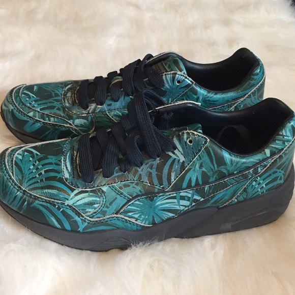 Ladies Puma Sneakers - Picture 3 of 7